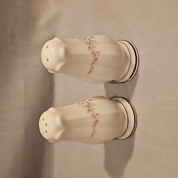 NEW Noritake Rothschild 7293 Salt & Pepper Shakers Ivory China - Picture 3 of 5